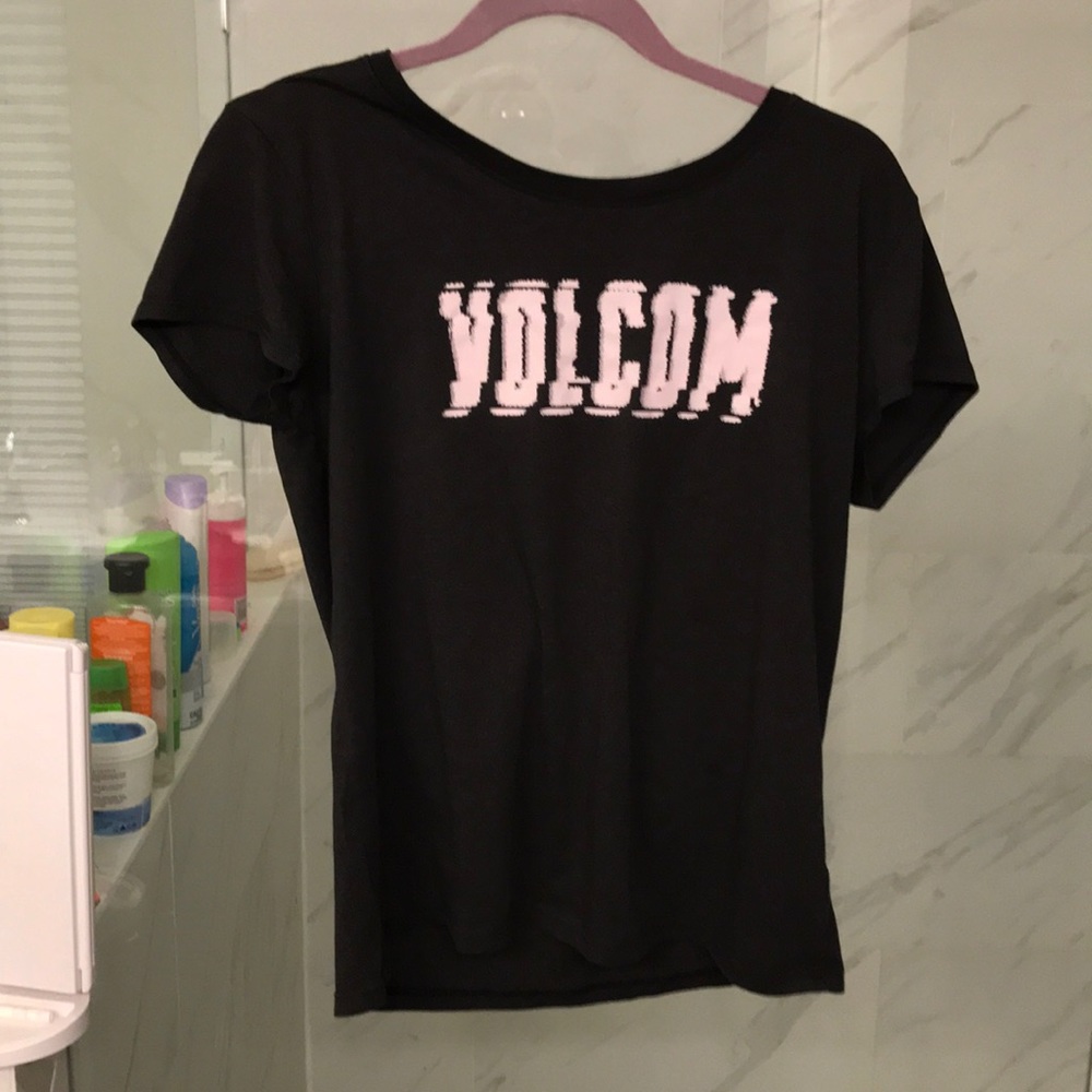 Black volcom shirt